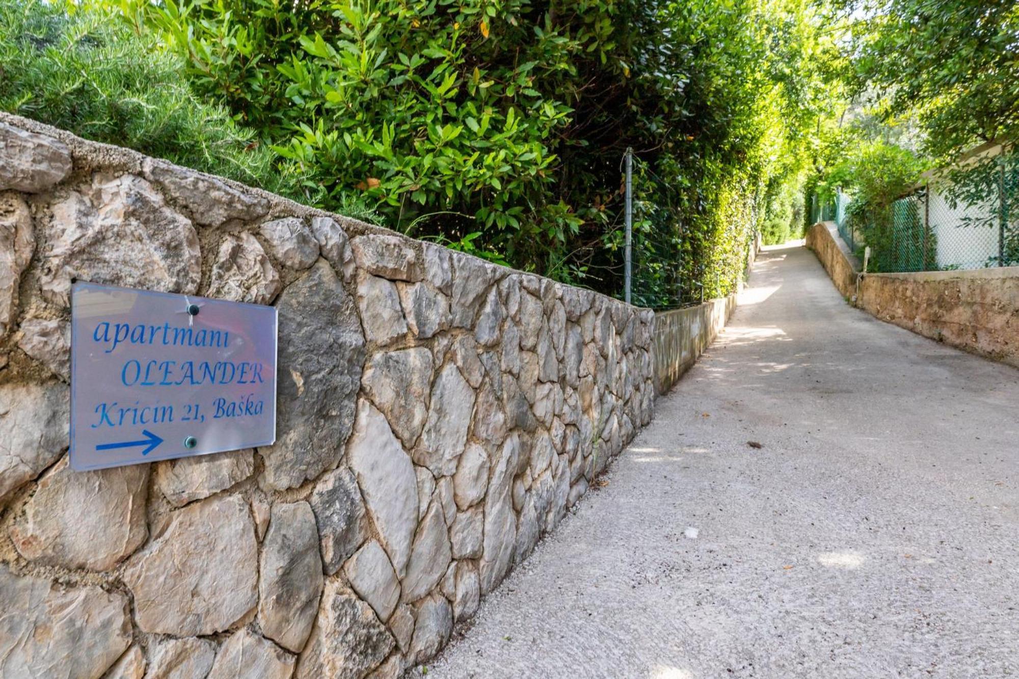 Apartments Oleander Kricin Baška Exteriör bild